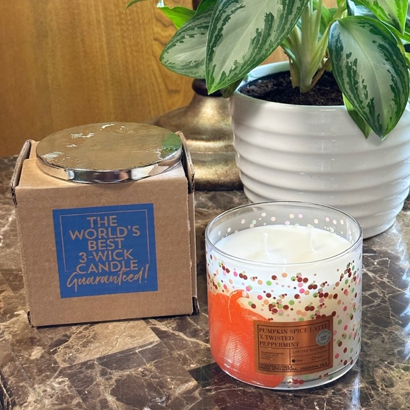 Pumpkin Spice Latte X Twisted Peppermint 3-Wick Candle - Picture 2 of 7